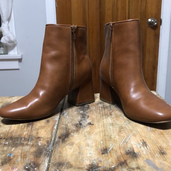 Brown ankle height chunky heel boots - Picture 2 of 5